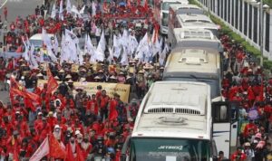 aksi-long-march-dari-konfederasi-kasbi-dan-aliansi-gerakan-buruh-bersama-rakyat-gebrak-saat-demo-may-day-di-kawasan-depan-gedu-1746080380819_169